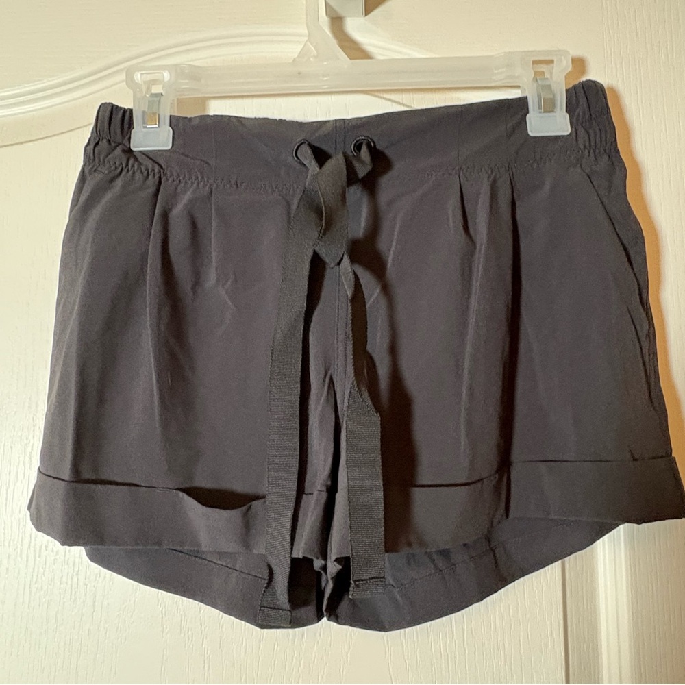 Ladies Lululemon Black Shorts W/Pockets And Drawstring Tie/elastic Waist -Size 6